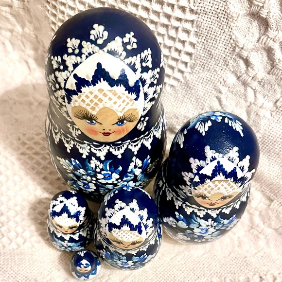 Matryoshka  Russian Nesting Wooden Doll 5 Piece🤚🏽Painted🔵⚪️Signed 6.5 in - Picture 4 of 15